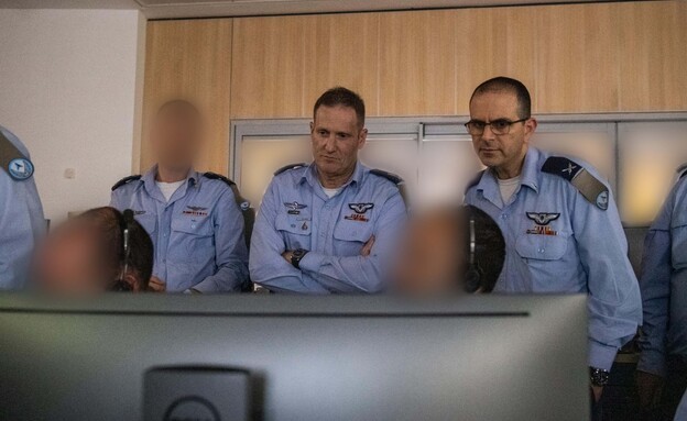 האלוף תומר בר, בבור חיל האוויר במהלך התקיפה (צילום: דובר צה