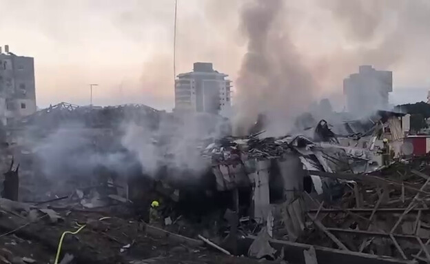 הנזק בזירת הנפילה ברחובות (צילום: יוסי זליגר, TPS)