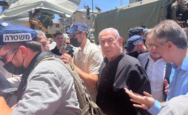 בנימין נתניהו בזירת הפגיעה בבת ים (צילום: לפי סעיף 27 א')