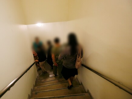 אלימות במקלט בזמן אזעקה: "הוא התנפל עליי, נתן לי נגיחה"