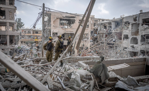 זירת הנפילה בבת ים (צילום: חיים גולדברג, פלאש 90)