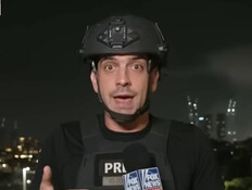 כתב Fox News בליל המתקפה (צילום: FOX news)