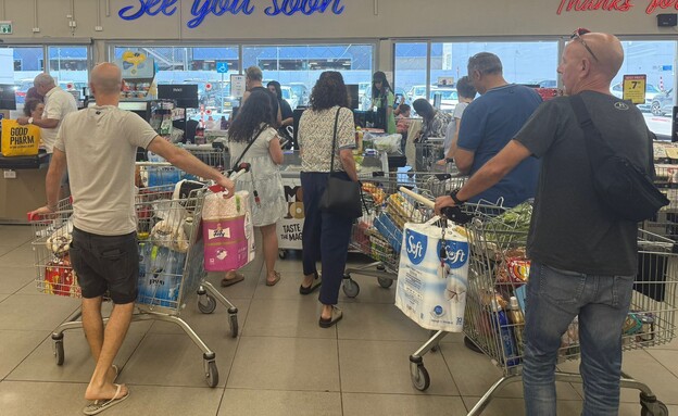 תור בסניף קרפור ביום שישי, 13.6.2025 (צילום: קרפור)