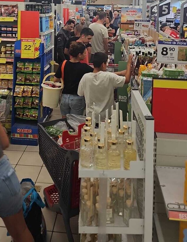 תור בסניף קרפור ברעננה ביום שישי, 13.6.2025 (צילום: קרפור)
