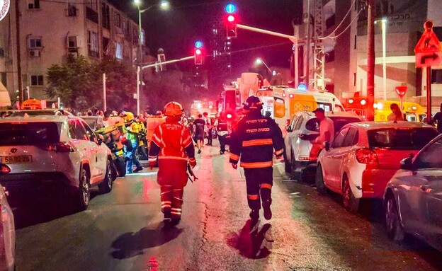 זירת הפגיעה הישירה בבת ים (צילום: קובי ריכטר, כבאות והצלה לישראל)