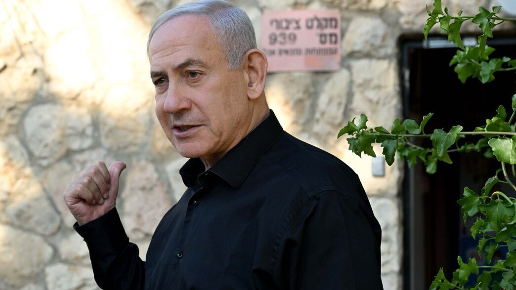 ראש הממשלה בנימין נתניהו ליד מרחב מוגן