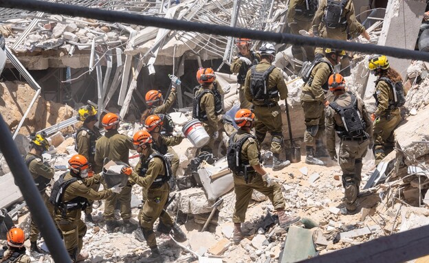מאמצי החילוץ בזירת הנפילה בבת ים (צילום: דובר צה