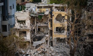 נזקי הנפילה בגוש דן (צילום: אבשלום ששוני, פלאש 90)