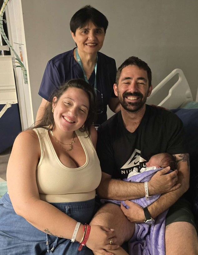 קארין סרויה לוסטר, בעלה והתינוקת ועם אנג'לה אבולוב (צילום: באדיבות מרכז רפואי שמיר (אסף הרופא))