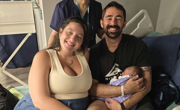 קארין סרויה לוסטר, בעלה והתינוק ועם אנג'לה אבולוב (צילום: באדיבות מרכז רפואי שמיר (אסף הרופא))
