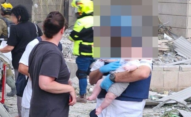 כוחות חילוץ חילצו תינוקת מאחת זירות הפגיעה במרכז (צילום: שימוש לפי סעיף 27א' לחוק זכויות יוצרים)
