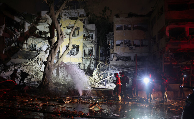 צוותי כיבוי פועלים בזירה במרכז הארץ (צילום: Reuters)
