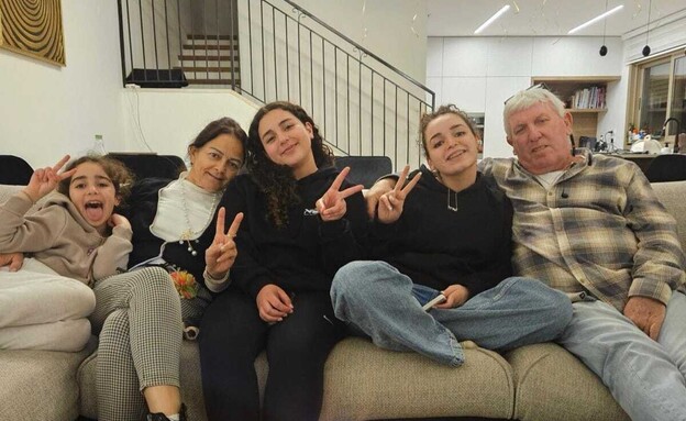 לאה וזאב סמואל עם הנכדות