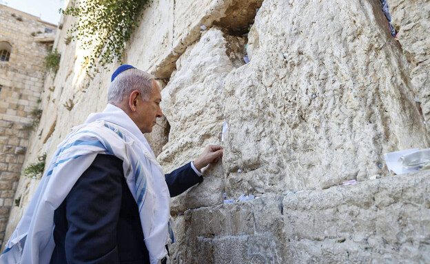 ראש הממשלה נתניהו בכותל לפני התקיפה באיראן (צילום: Ziv Koren/GPO/Handout/Anadolu via Getty Images)