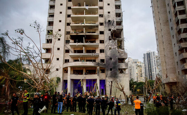 נזקי הנפילה בגוש דן (צילום: reuters)