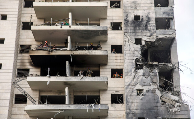 נזקי הנפילה בגוש דן (צילום: reuters)