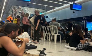 אנשים שמעבירים את הלילה בתחנת הרכבת הקלה ביאליק ברמת גן