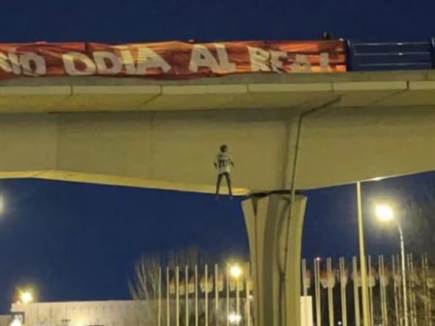 הבובה של ויניסיוס תלויה. מעשה מזוויע (צילום: ספורט 5)