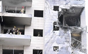 נזקי הנפילה בגוש דן (צילום: גדעון מרקוביץ', AP)