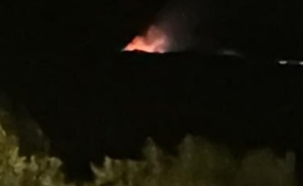 השרפה שפרצה כתוצאה מנפילת הטיל בשטח פתוח בדרום (צילום: לפי חוק 27א׳ לזכויות יוצרים)