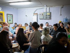 אנשים במקלט (צילום: נועם רביקין פנטום, פלאש 90)