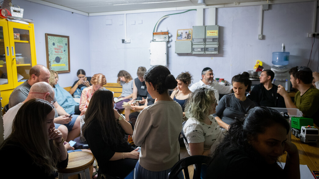 אנשים במקלט