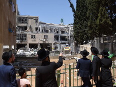 תושבי בני ברק צופים באתר נפילת הטיל האיראני, 16.6.25 (צילום: גיל יערי, פלאש 90)