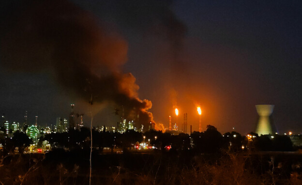 אש בבתי הזיקוק בחיפה, 15.6.2025 (צילום: מרדכי באליטי, פלאש 90)