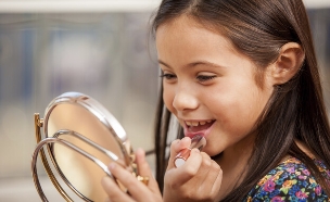 ילדה קוסמטיקה (צילום: Antonio_Diaz, Thinkstock)