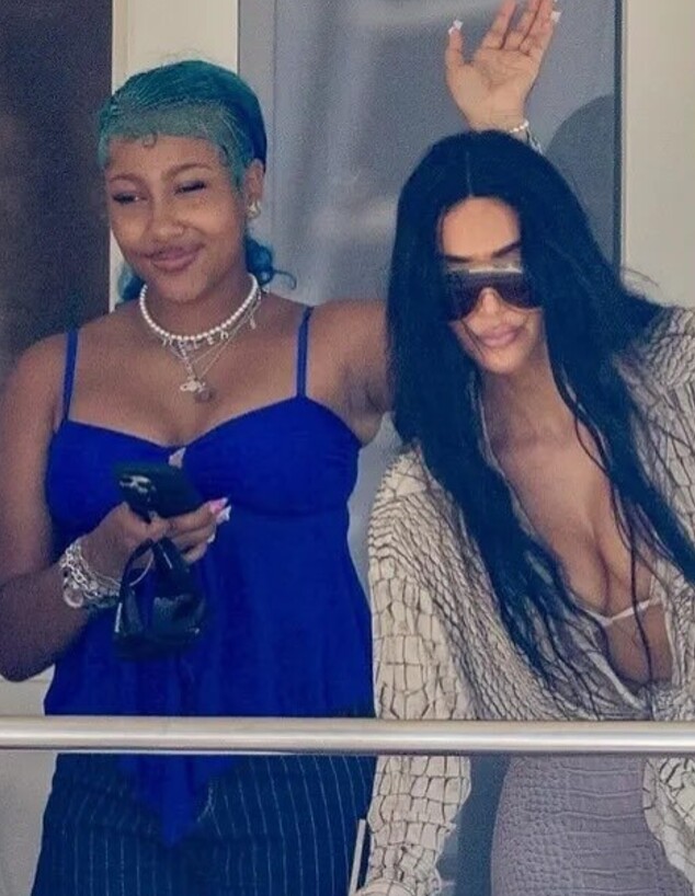 נורת' ווסט בשיער כחול