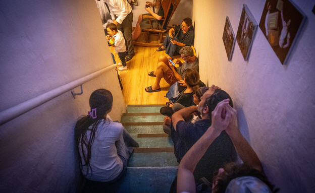 ישראלים במרחב מוגן בזמן מטח טילים ששוגרו מאיראן (צילום: נועם רבקין פנטון, פלאש 90)