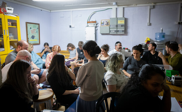 ישראלים במרחב מוגן בזמן מטח טילים ששוגרו מאיראן (צילום: נועם רבקין פנטון, פלאש 90)