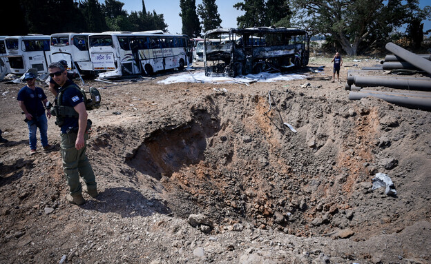 בור שנפער בעקבות נפילה במרכז הארץ בור שנפער בעקבות נפילה במרכז הארץ