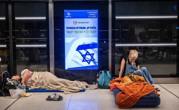אנשים מתמגנים בתחנות הרכבת הקלה (צילום: חיים גולדברג, פלאש 90)