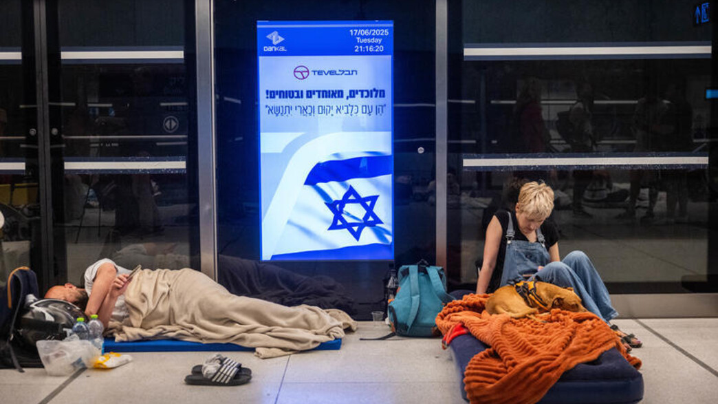 אנשים מתמגנים בתחנות הרכבת הקלה אנשים מתמגנים בתחנות הרכבת הקלה