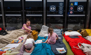 אנשים מתמגנים בתחנות הרכבת הקלה (צילום: חיים גולדברג, פלאש 90)