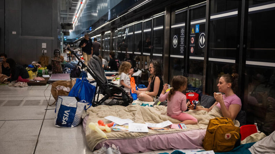 אנשים מתמגנים בתחנות הרכבת הקלה