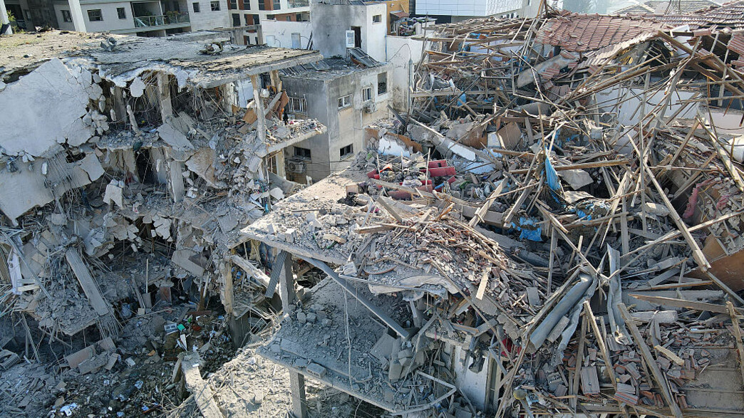 ההריסות בזירת פגיעת הטיל מאיראן ברמת גן ההריסות בזירת פגיעת הטיל מאיראן ברמת גן