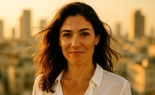 אישה בחולצה לבנה מסתכלת למצלמה (AI: mako)