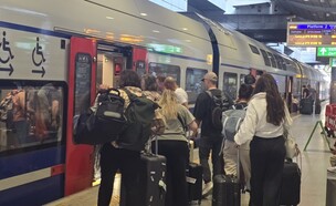 אזרחים ששבו לארץ בטיסת חילוץ  (צילום: רכבת ישראל)