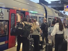 אזרחים ששבו לארץ בטיסת חילוץ  (צילום: רכבת ישראל)