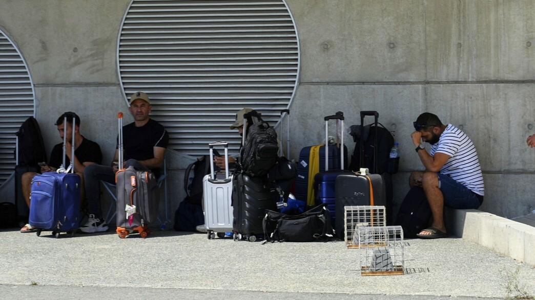 ישראלים מחכים לחילוץ מקפריסין ישראלים מחכים לחילוץ מקפריסין