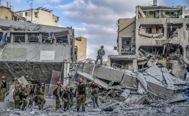 זירת הנפילה בבני ברק (צילום: MATAN GOLAN/Middle East Images/AFP via Getty Images)