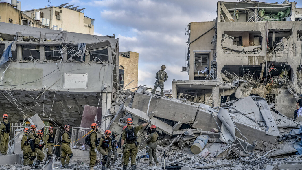 זירת הנפילה בבני ברק (צילום: MATAN GOLAN/Middle East Images/AFP via Getty Images)