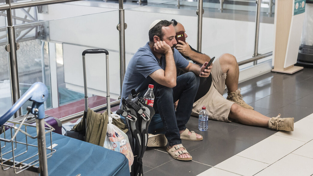 ישראלים בנמל תעופה בלרנקה קפריסין