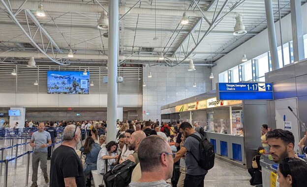 הישראלים בנמל התעופה של אתונה (צילום: אילן ארנון)