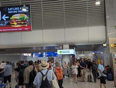 ישראלים מחכים בנמל התעופה של אתונה