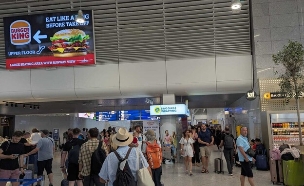 ישראלים מחכים בנמל התעופה של אתונה (צילום: אילן ארנון)