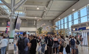 ישראלים בנמל התעופה של אתונה (צילום: אילן ארנון)