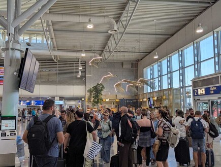 עוברים מדירה לדירה וישנים אצל חברים: אלה הישראלים שעדיין תקועים בחו"ל